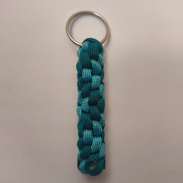 Product image of  Paracord-avaimenperä: Kaksivärinen – Käsintehty asuste