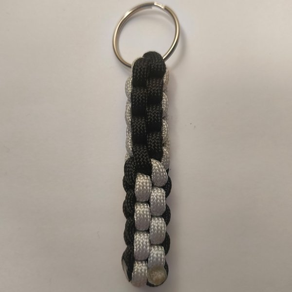 Product image of  Paracord-avaimenperä: Kaksivärinen – Käsintehty asuste