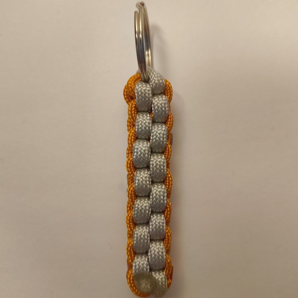 Product image of  Paracord-avaimenperä: Kaksivärinen – Käsintehty asuste