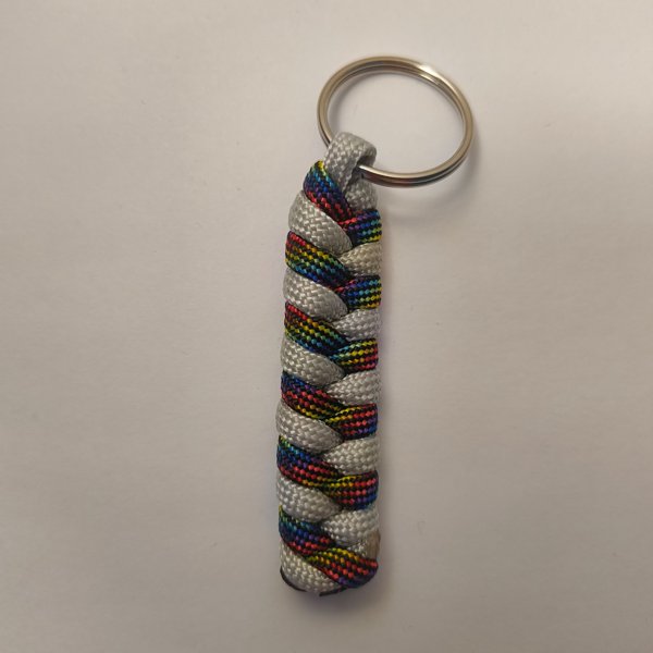 Product image of  Paracord-avaimenperä: Kaksivärinen – Käsintehty asuste