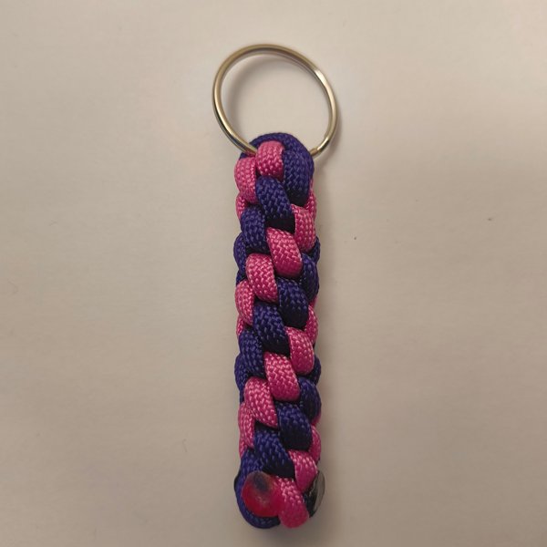 Product image of  Paracord-avaimenperä: Kaksivärinen – Käsintehty asuste