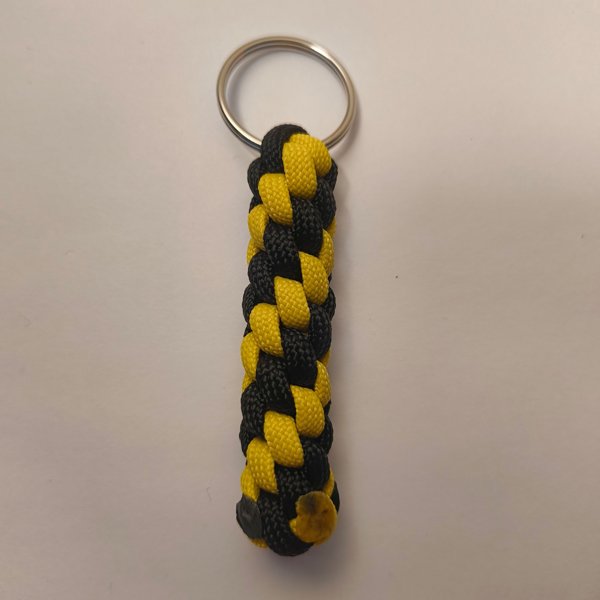 Product image of  Paracord-avaimenperä: Kaksivärinen – Käsintehty asuste