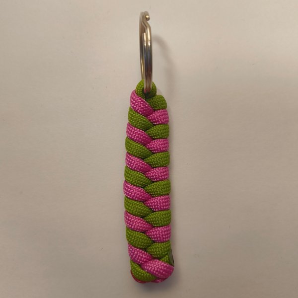 Product image of  Paracord-avaimenperä: Kaksivärinen – Käsintehty asuste