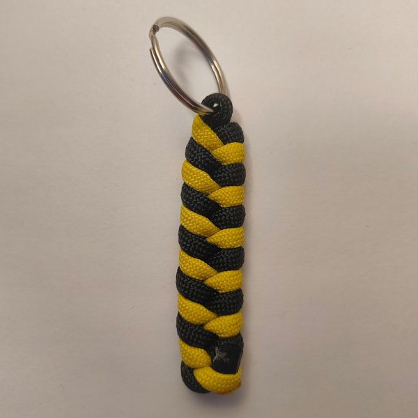 Product image of  Paracord-avaimenperä: Kaksivärinen – Käsintehty asuste