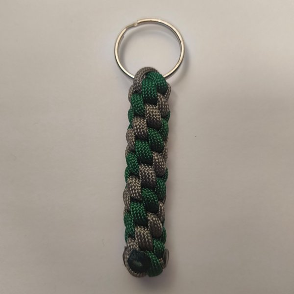 Product image of  Paracord-avaimenperä: Kaksivärinen – Käsintehty asuste