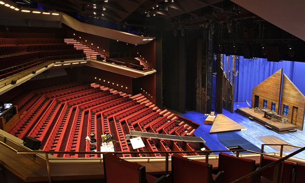 Product image of  Kurkistus teatterin kulisseihin ja taiteilijatapaaminen to 26.3.