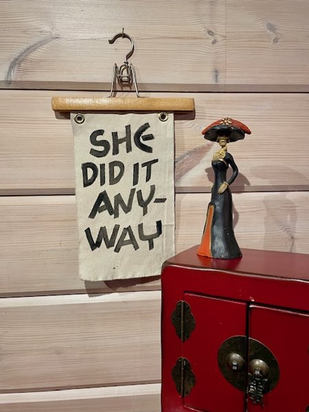 Product image of  Hän teki sen kuitenkin  - kangastaulu sisustukseen