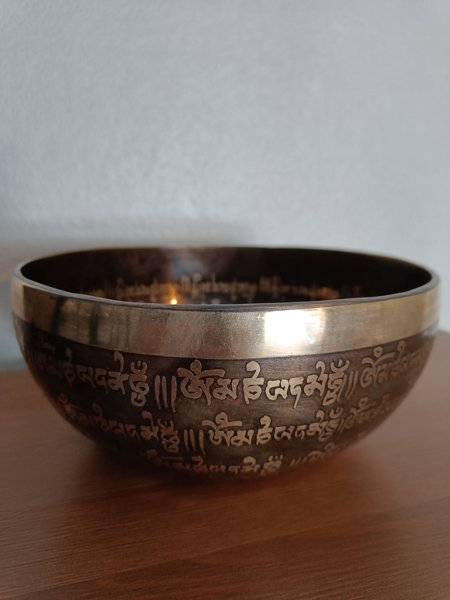Product image of  Äänimalja Tibet käsin kaiverrettu 1000-1150 g 22 x 9 cm