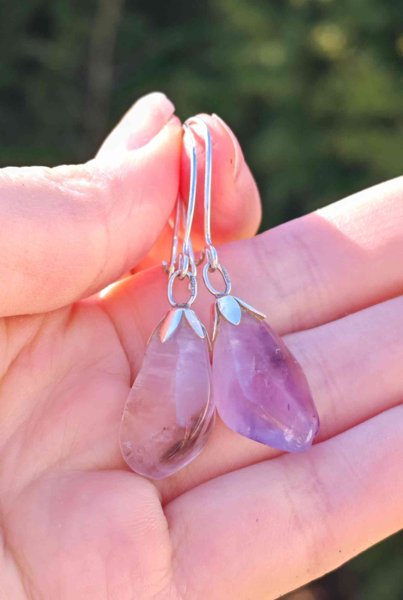 Product image of Ametisti korvakorut savukvartsi-yksityiskohdilla