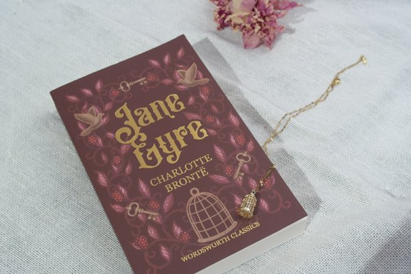 Product image of  j a n e 🗝️ e y r e ~ lahjasetti