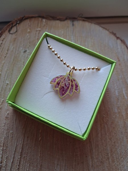 Product image of Pionia ja kultaa-riipus