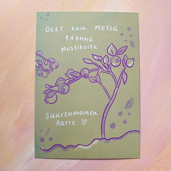 Product image of Olet kuin metsä täynnä mustikoita -postikortti