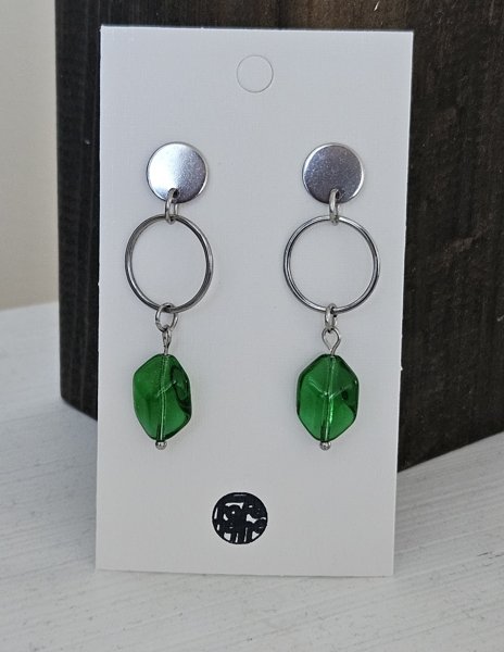 Product image of  Ava korvakoru vihreällä lasihelmellä