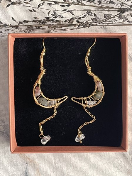Product image of  "Moon Dancer” -korvakorut, pieni (vuorikrist. & akaatti)