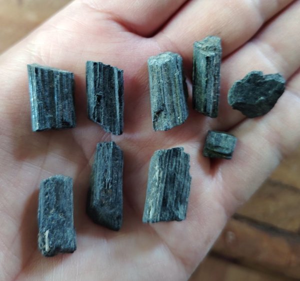 Product image of Musta turmaliinisetti 4 (8 kpl), pieniä raakapaloja