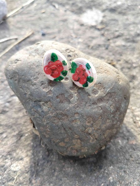 Product image of Poronsarvikorvakorut -käsin maalattu puolukka