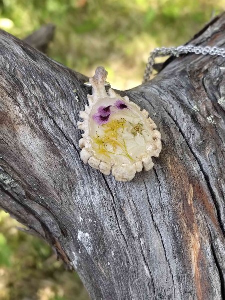 Product image of  Poronsarvi aidoilla kukilla kaulakoru