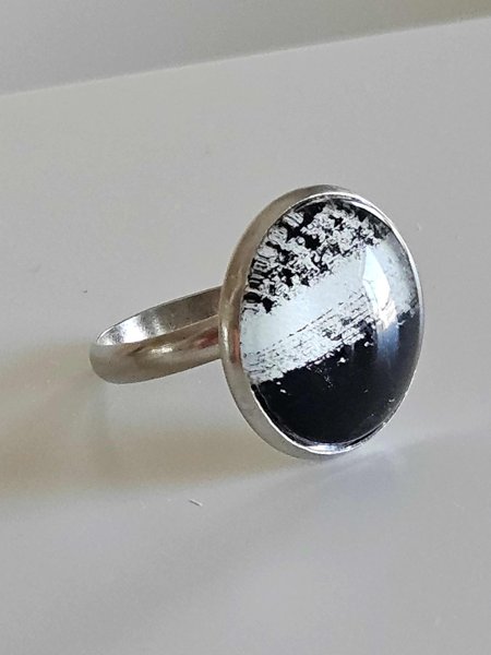Product image of  Lasikapussisormus mustavalkoinen