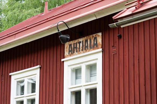 Product image of  UUTUUS TI 25.8.2026 KUUTARHURI: Nurmikosta maanpeitekasveiksi