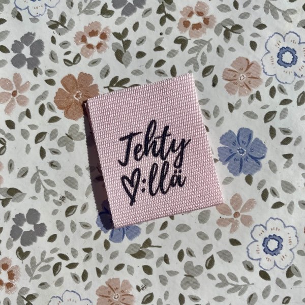 Product image of  Tehty <3:llä -ompelumerkki 4 kpl