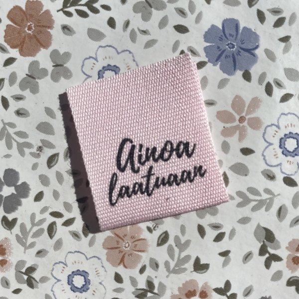 Product image of  Ainoa laatuaan -ompelumerkki 4 kpl