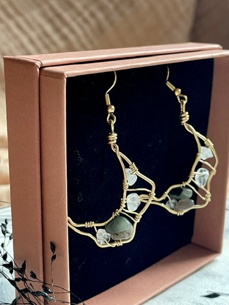 Product image of  "Luna Loca” -korvakorut kivihelmillä