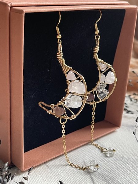 Product image of  "Moon Dancer” -korvakorut kivihelmillä, keskikoko