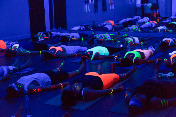 Product image of VAASA 9.12. BUTI GLOW UV-valoissa!