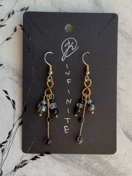 Product image of  ”Infinite” -korvakorut (hematiitti & akaatti)