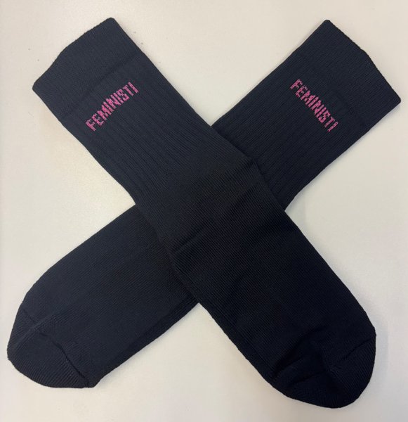 Product image of Mustat Feministi-sukat vaaleanpunaisella tekstillä, koko 37-39